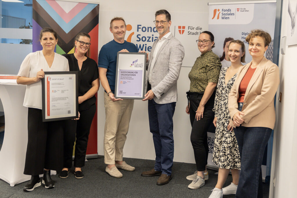 Zertifikatsverleihung Fonds Soziales Wien
v.l.n.r.: Eva Stockley (TÜV Austria), Karin Just (FSW), Michael Rosenberg (FSW), Mathias Cimzar (ZukunftVIELFALT), Melanie Widder (FSW), Katharina Kotynkowiecz (FSW), Simone Einfalt-Schneider (FSW)